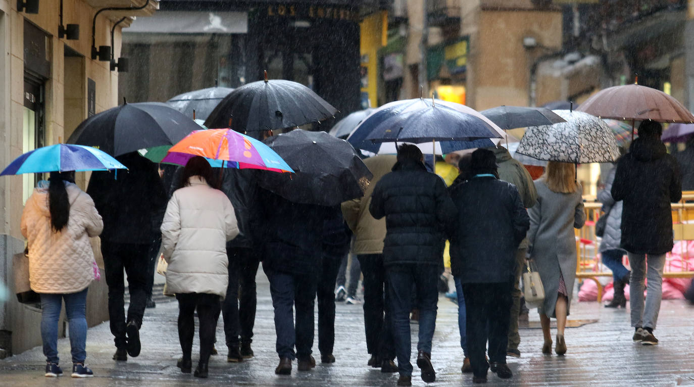 La incesante lluvia causa varios problemas en Segovia. 