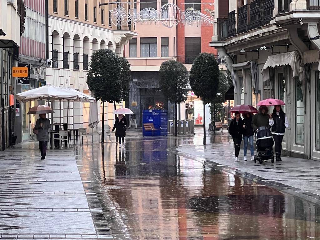 Una persona salta una balsa de agua en una calle de Valladolid.