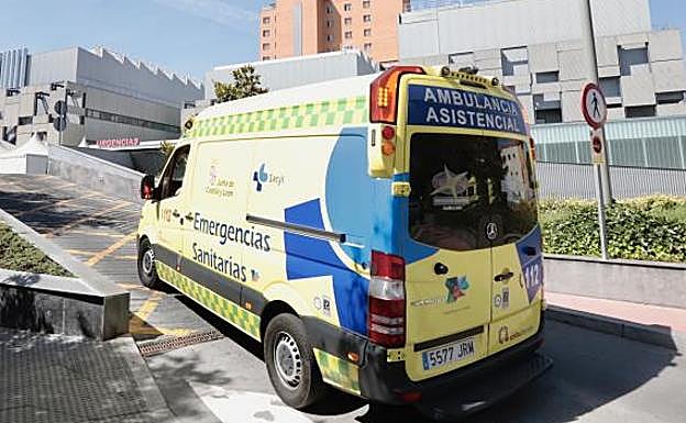 Heridas dos personas tras salirse de la vía y chocar contra una farola