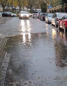 Imagen secundaria 2 - Coches circulando por balsas de agua, este martes, en la carretera de La Granja (arriba), Juan Carlos I (abajo izq.) y calle Morillo