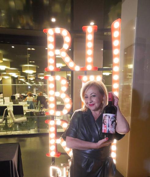 Carmen Machi recoge su peso en vino de Ribera del Duero. 