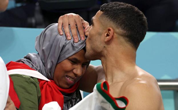 Imagen principal - Achraf Hakimi y Sofiane Boufal celebran con sus madres las victorias de Marruecos. 