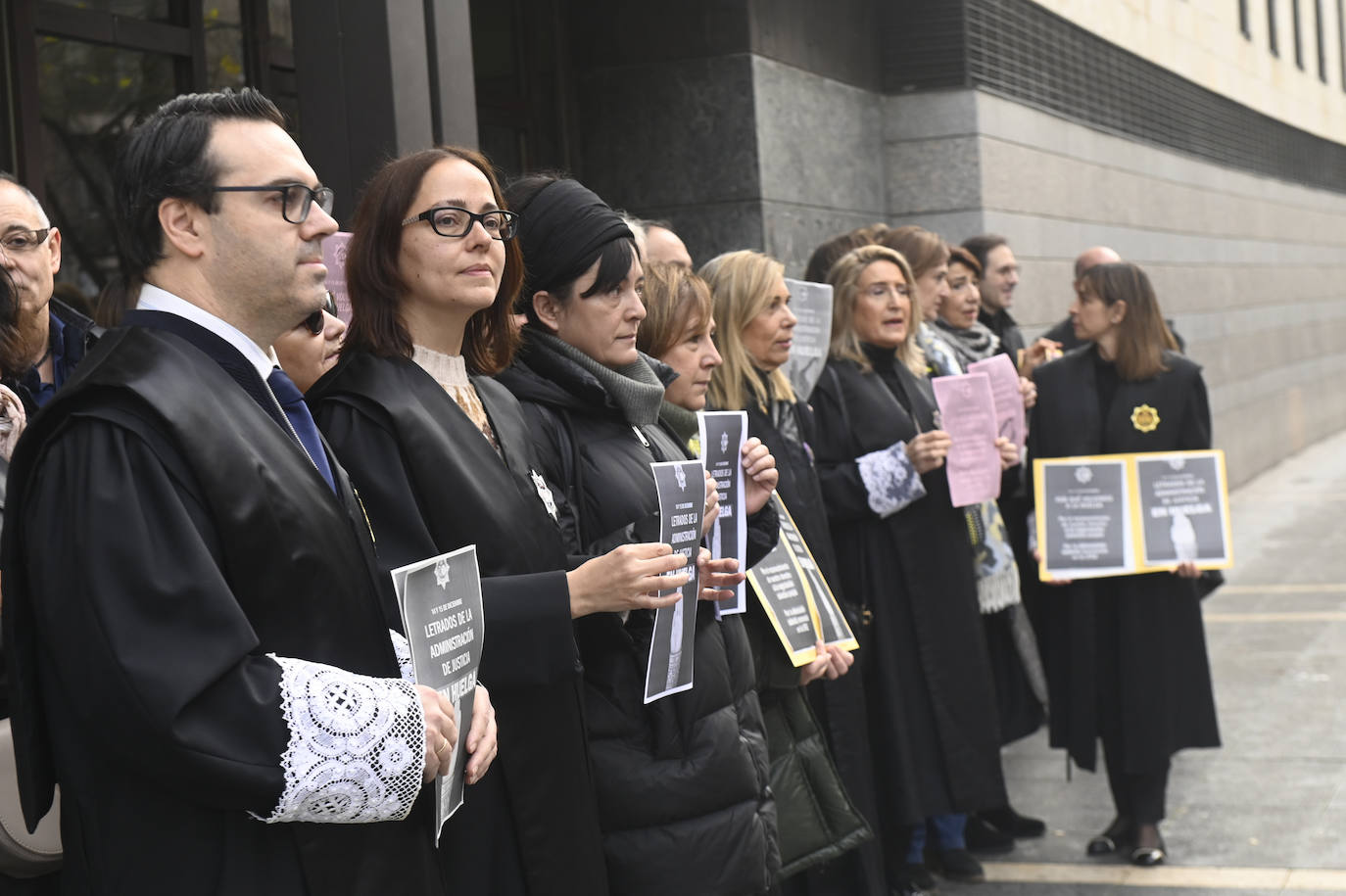 Letrados de Justicia de Valladolid concentrados en la sede de Angustias.