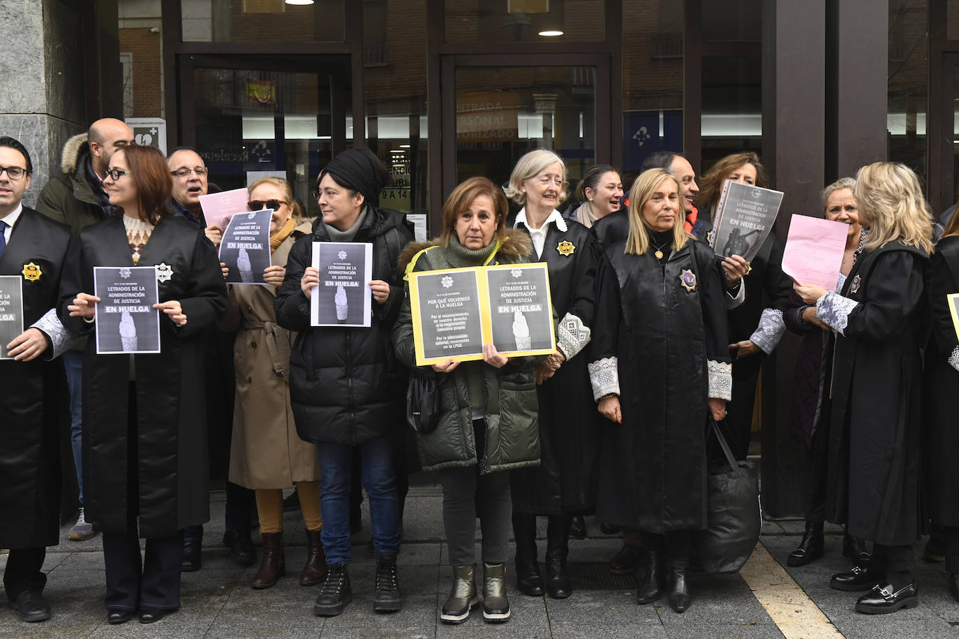 Letrados de Justicia de Valladolid concentrados en la sede de Angustias.