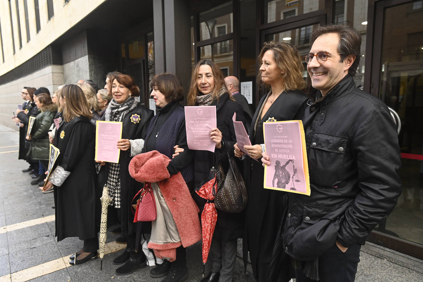 Letrados de Justicia de Valladolid concentrados en la sede de Angustias.