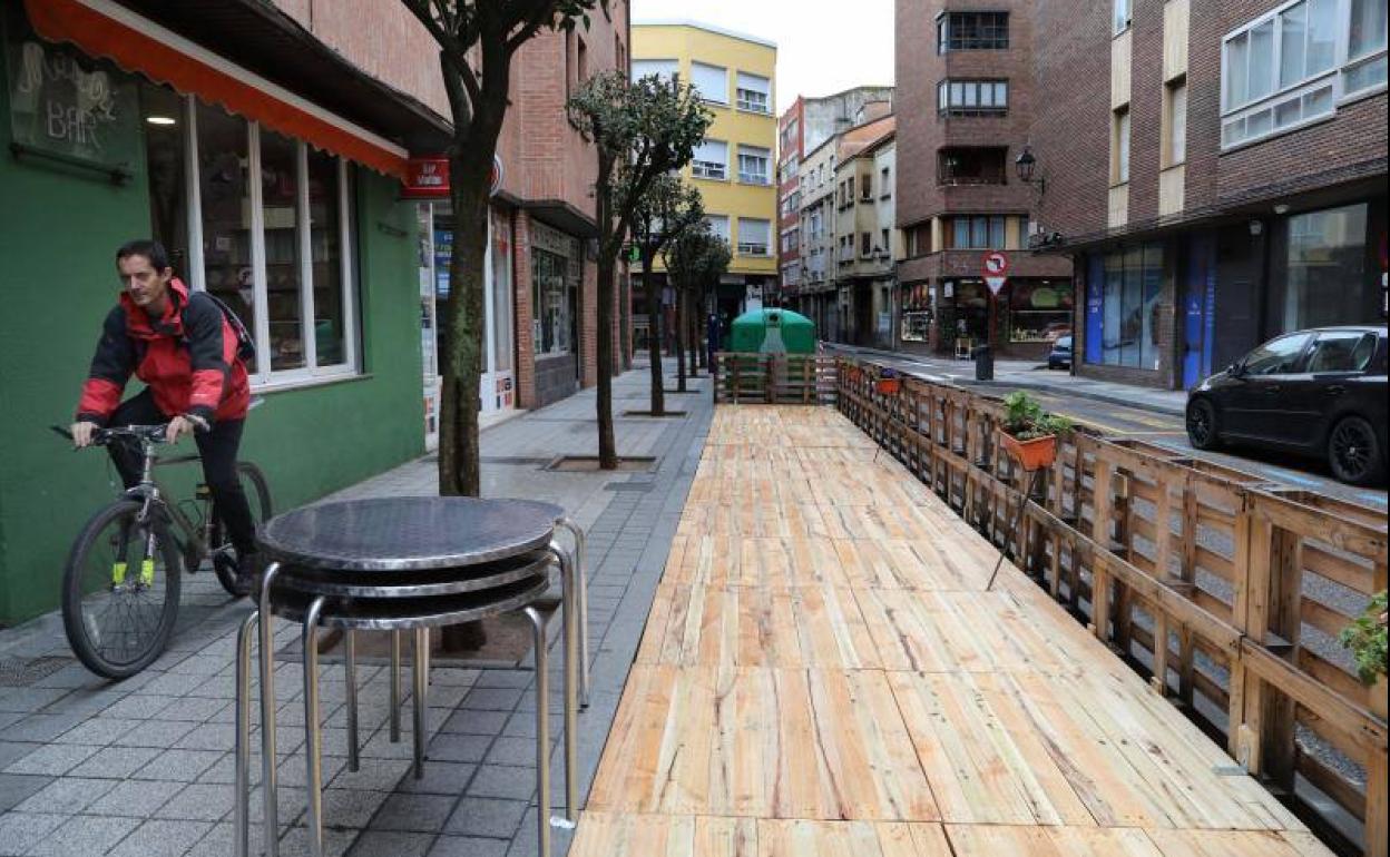 Terraza colocada en marzo en una zona de aparcamientos en Mayor Antigua.