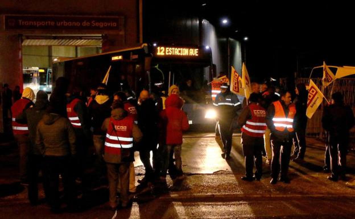 Una treintena de trabajadores participaron en el piquete informativo a la salida de los autobuses. 