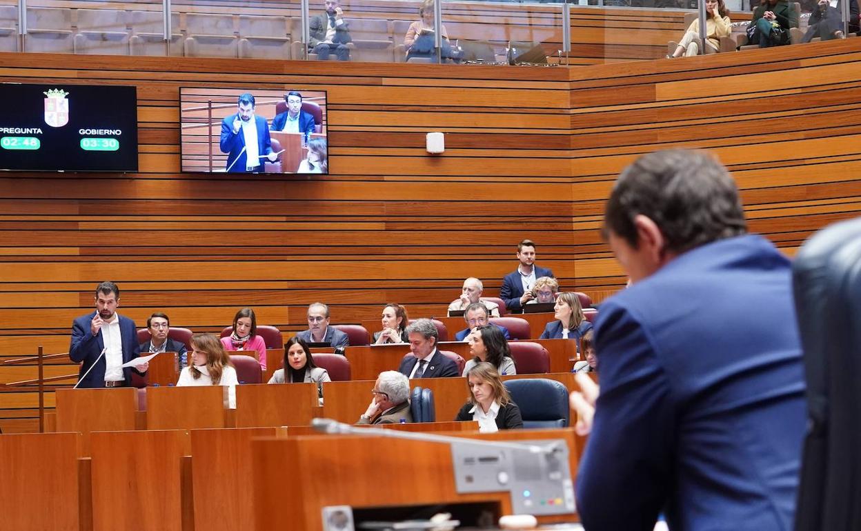 El socialista Luis Tudanca interpela al presidente Mañueco en la sesión de control del pleno de las Cortes.