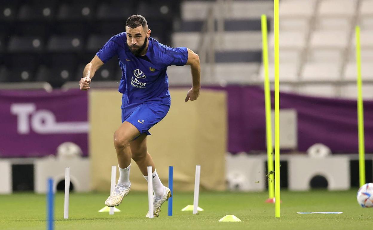 Benzema, durante una sesión de entrenamiento en Doha previa a su adiós al Mundial de Qatar. 