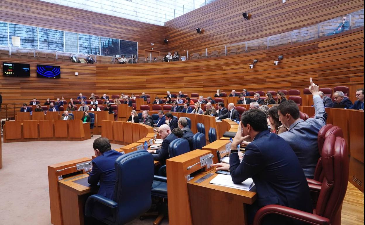 Los procuradores se disponen a votar una de las iniciativas debatidas en el pleno de las Cortes.