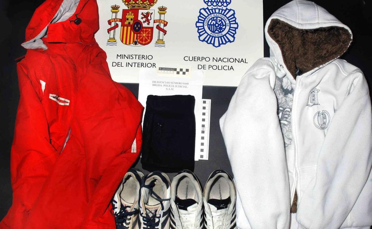 Prendas del 'violador de la capucha' incautadas por la Policía Nacional en 2009, cuando fue detenido con 19 años y ya contaba con un historial de delitos sexuales. 