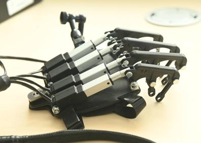Imagen secundaria 1 - Dispositivo 'pelvictrainer' (entrenador pélvico) para la simulación y ensayo de procedimientos quirúrgicos, robot de rehabilitación de mano RobHand y robot de rehabilitación de los movimientos de muñeca M3Rob.