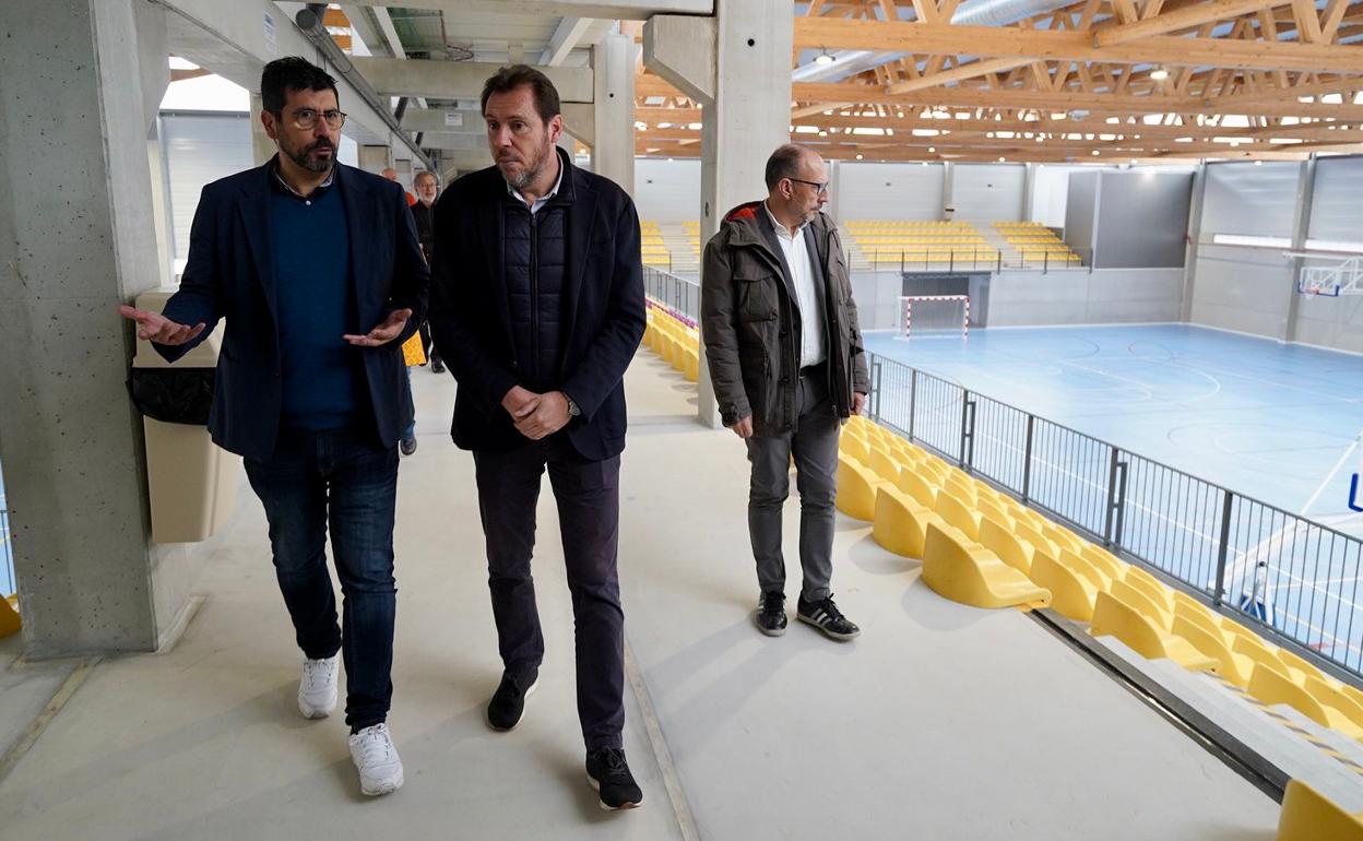 Óscar Puente departe con Alberto Bustos durante la inauguración del pabellón de Las Delicias. 