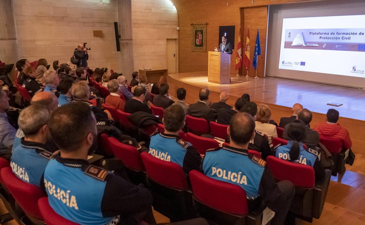Policías locales, bomberos y personal de Protección Civil, en la presentación de la iniciativa por parte del consejero Suárez-Quiñones.