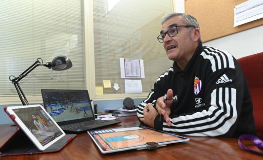 Paco García trabaja en su despacho con tablet y portátil. 