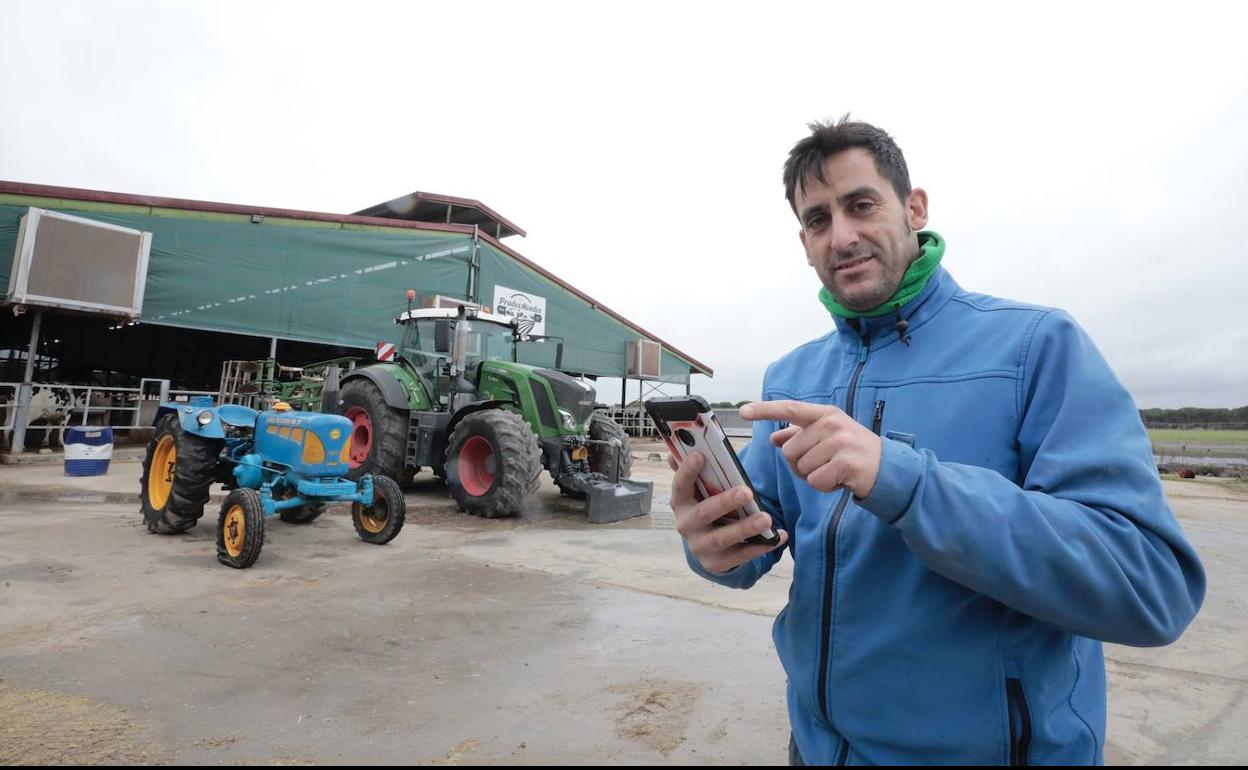 Ángel Fernando San Juan Velasco muestra desde su explotación Prados Hondos las mejoras en agricultura. 