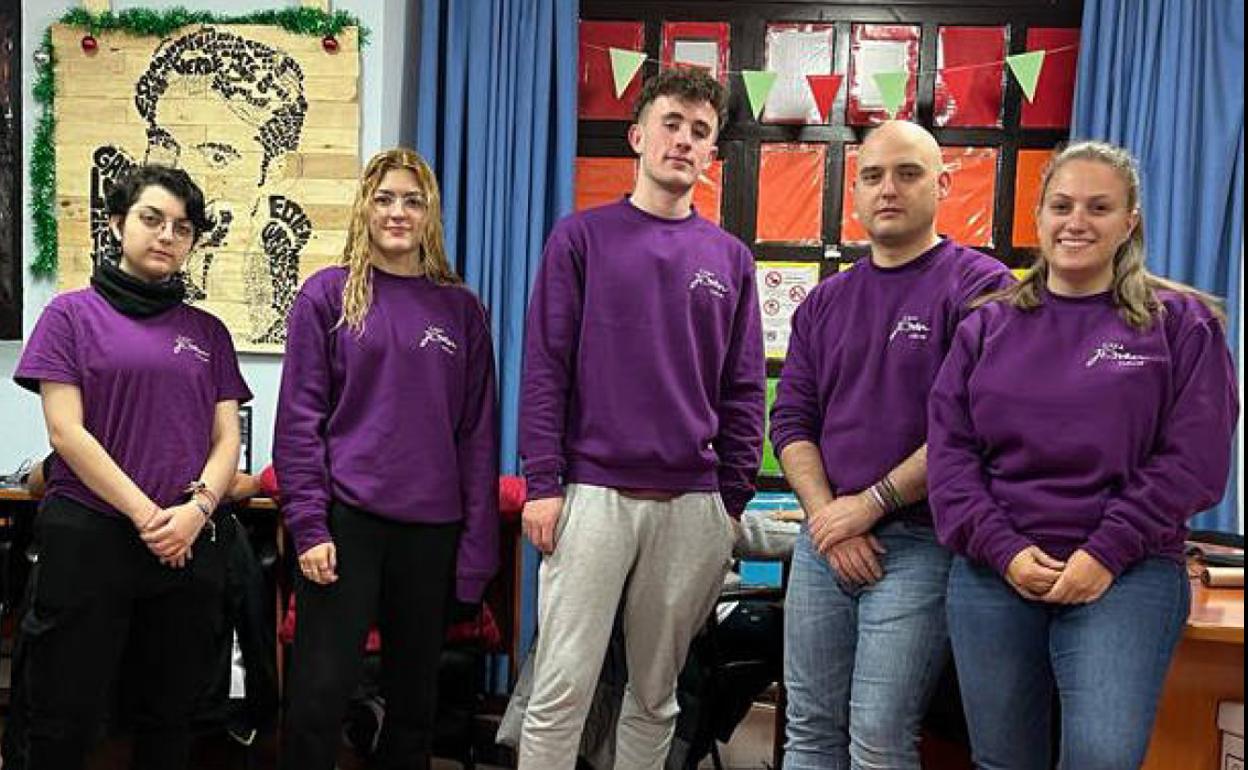 Equipo de voluntarios, monitores e informador de la Casa Joven.
