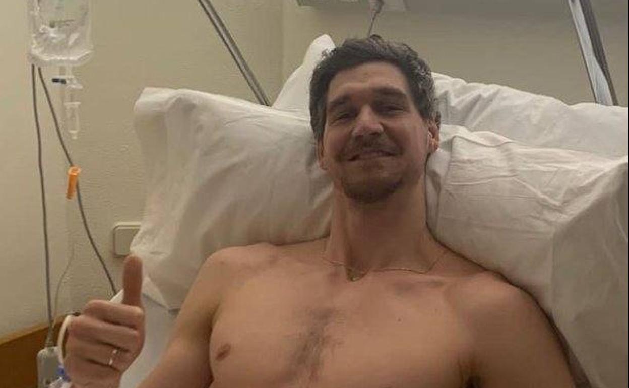 Chema González, tras la operación. 