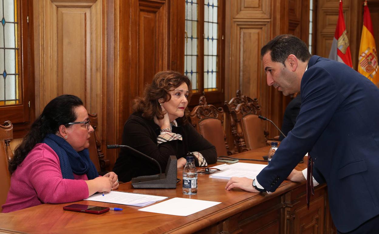 El alcalde conversa con las portavoces de Vox y de Ganemos.