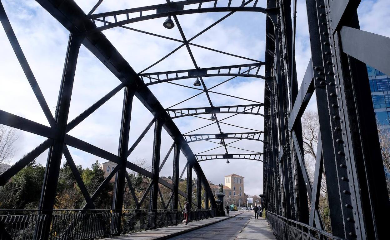El Puente Colgante, sin tráfico. 