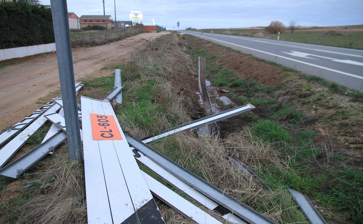 Señal de tráfico destrozada en el punto de la CL-605 donde ha ocurrido el accidente mortal.