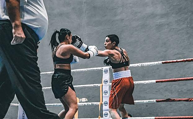 Imagen principal - Imágenes de los dos principales combates de la velada. 