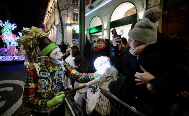 Imagen. Uno de los duendes que acompañaban a Papá Noel se acerca a los niños