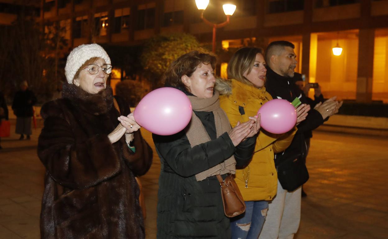 Las abuelas del menor, la hermana y la pareja de Laura Molinilla, concentrados en la noche de este viernes frente a la Audiencia para pedir el indulto de la madre, en prisión desde el 27 de noviembre. 