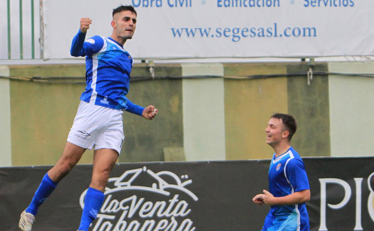 Diego Alcubilla celebra el primer tanto del Unami ante el Salamanca UDS.