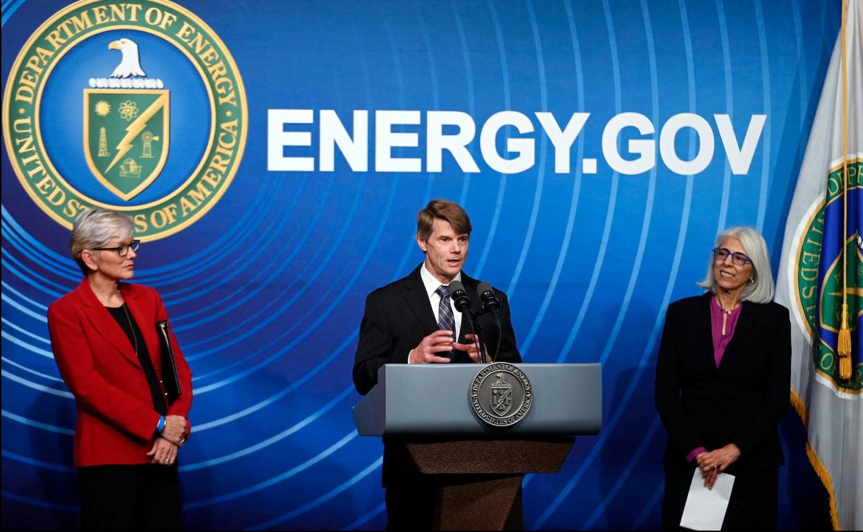 Conferencia de prensa en el Departamento de Energía de EE. UU. donde se anunció el importante hito en la investigación de la fusión nuclear. 