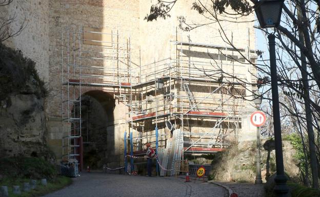 Las obras de restauración de la muralla acumulan medio año de retraso