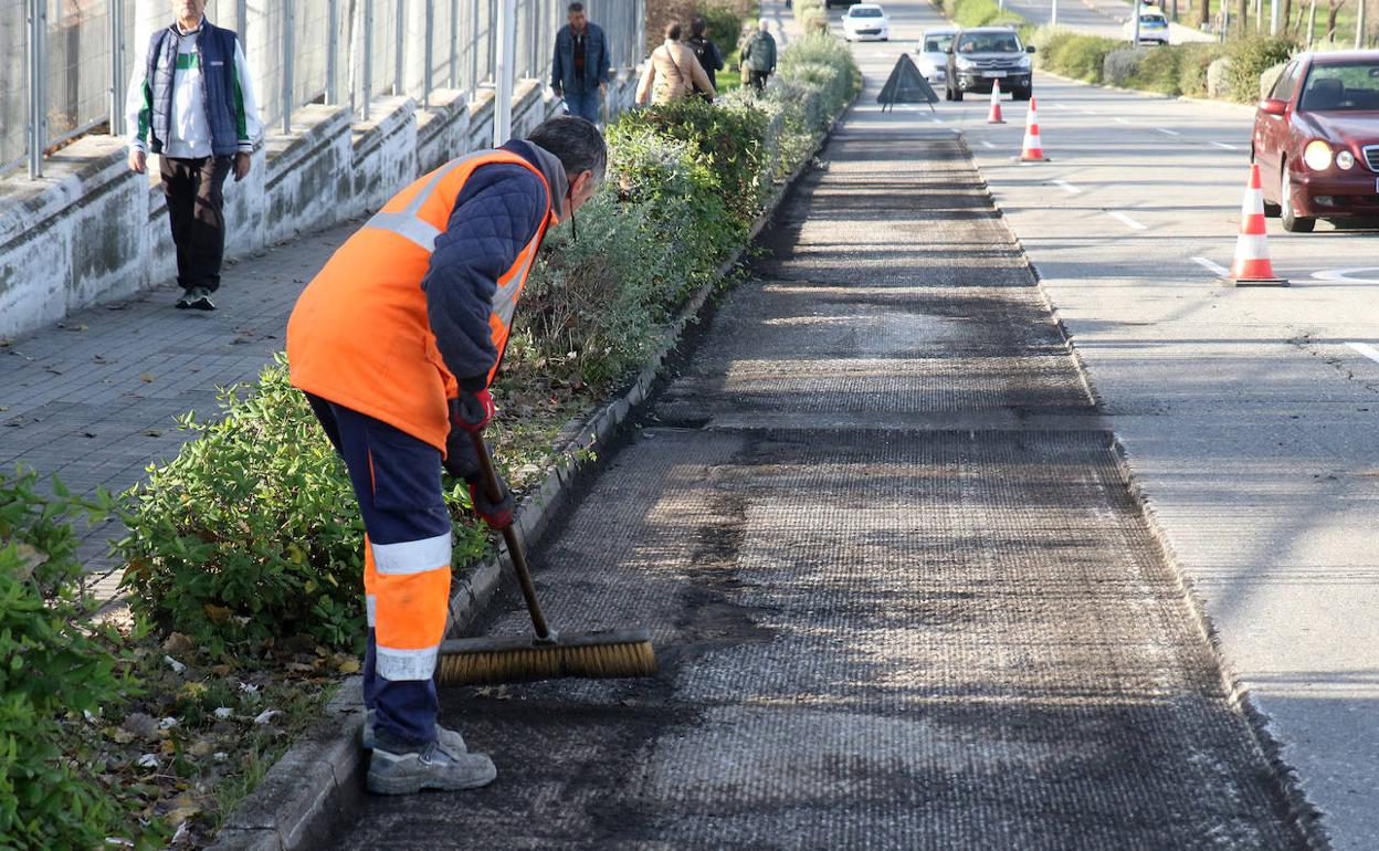 Trabajos en el futuro carril bici, en Gerardo Diego, a la altura del colegio Nueva Segovia.