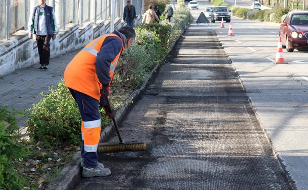 El carril bici, una fórmula contra los aparcamientos en doble fila