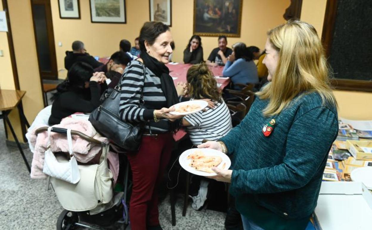 Comida navideña solidaria para una docena de familias en la Casa de Galicia. 