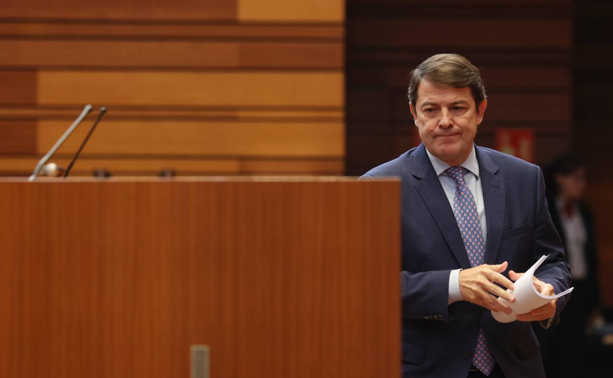 El presidente Alfonso Fernández Mañueco se dirige al atril de oradores del hemiciclo.