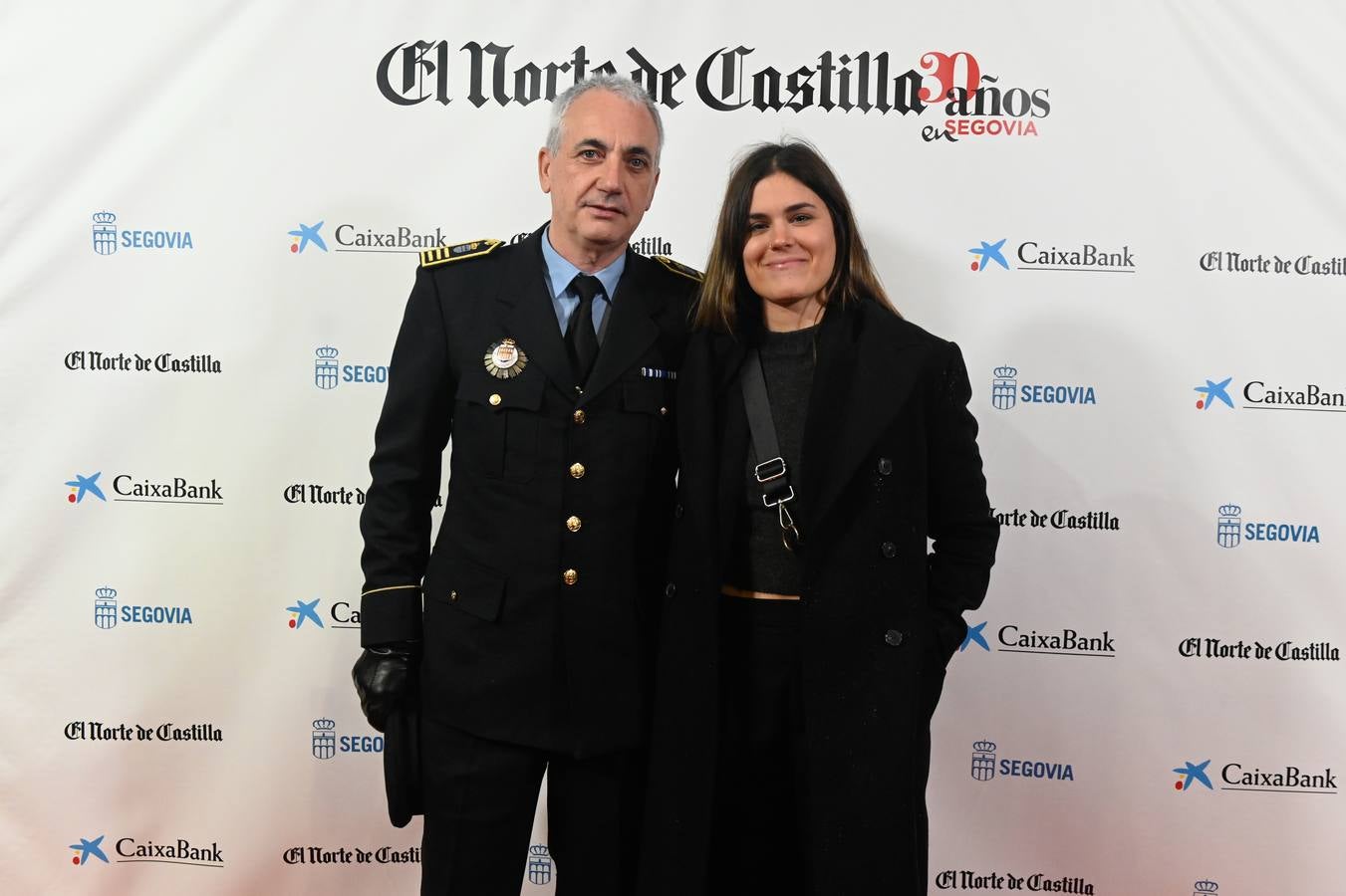 Vicente Sanz, inspector de la Policía Local, y la escritora Elvira Sastre.