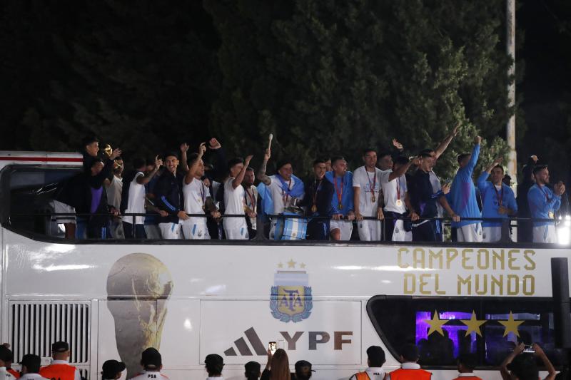 Miles de aficionados quisieron recibir a la selección a pesar de que llegaron de madrugada.