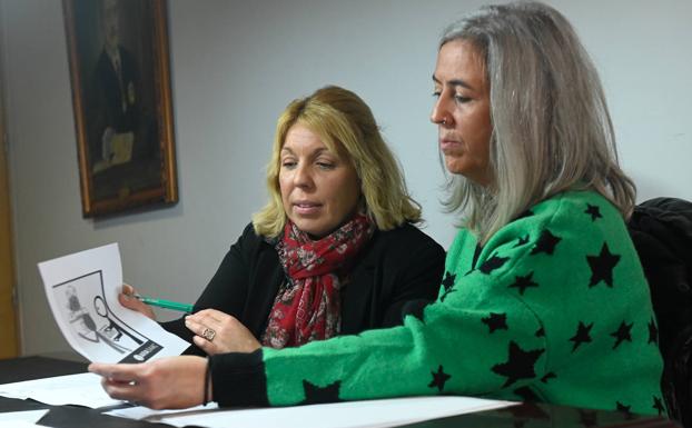 Alicia Ferrero y Verónica Martínez, logopedas, examinan el pictograma elaborado por Arasac que les representa. 