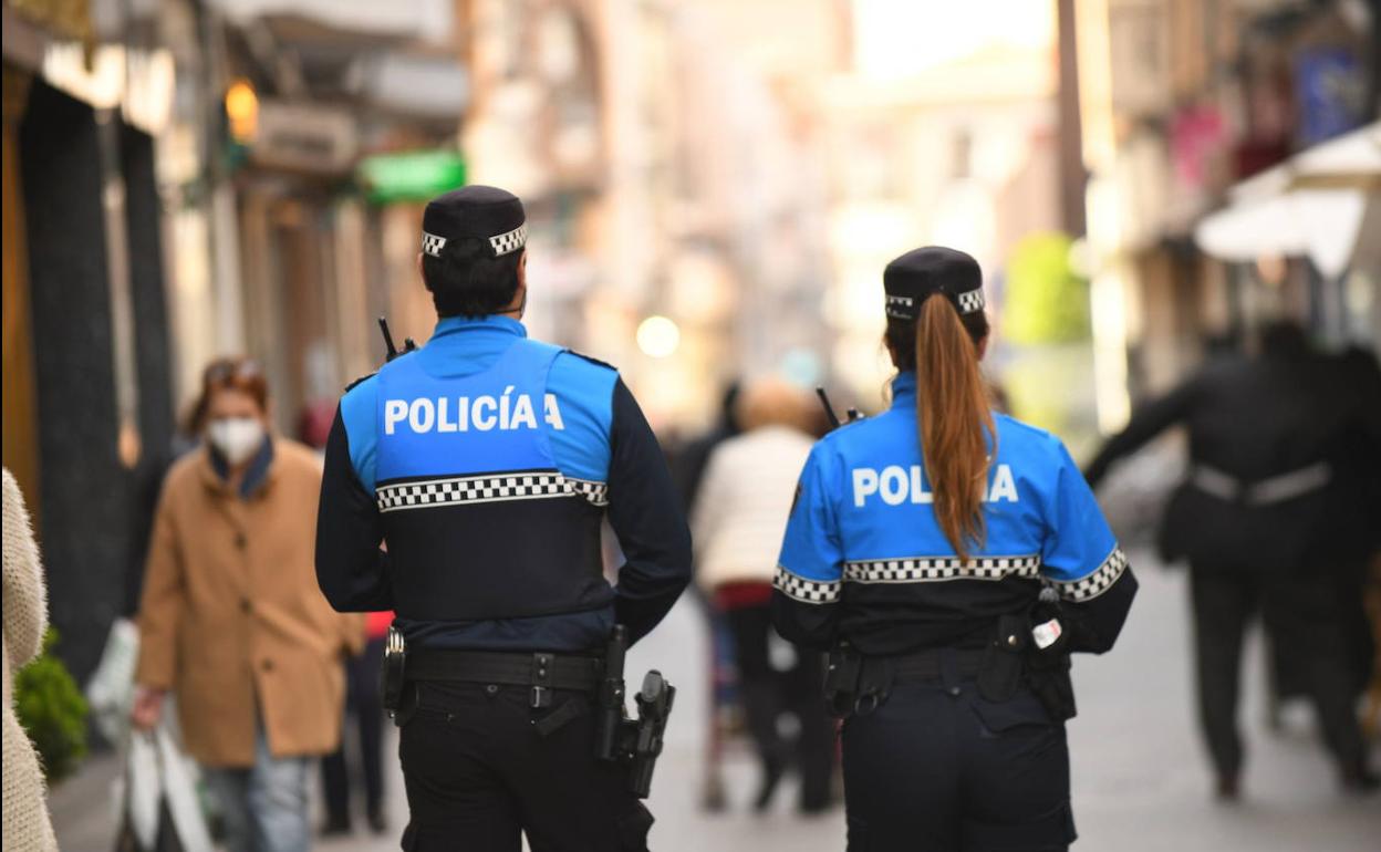 Dos agentes de la Policía Local, de patrulla por la ciudad. 
