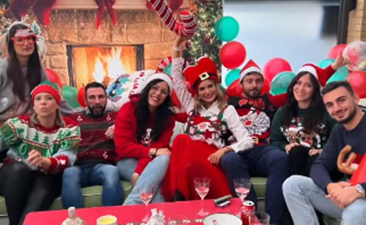 Alba Carrillo junto a amigos y familiares, en su fiesta de Navidad. 