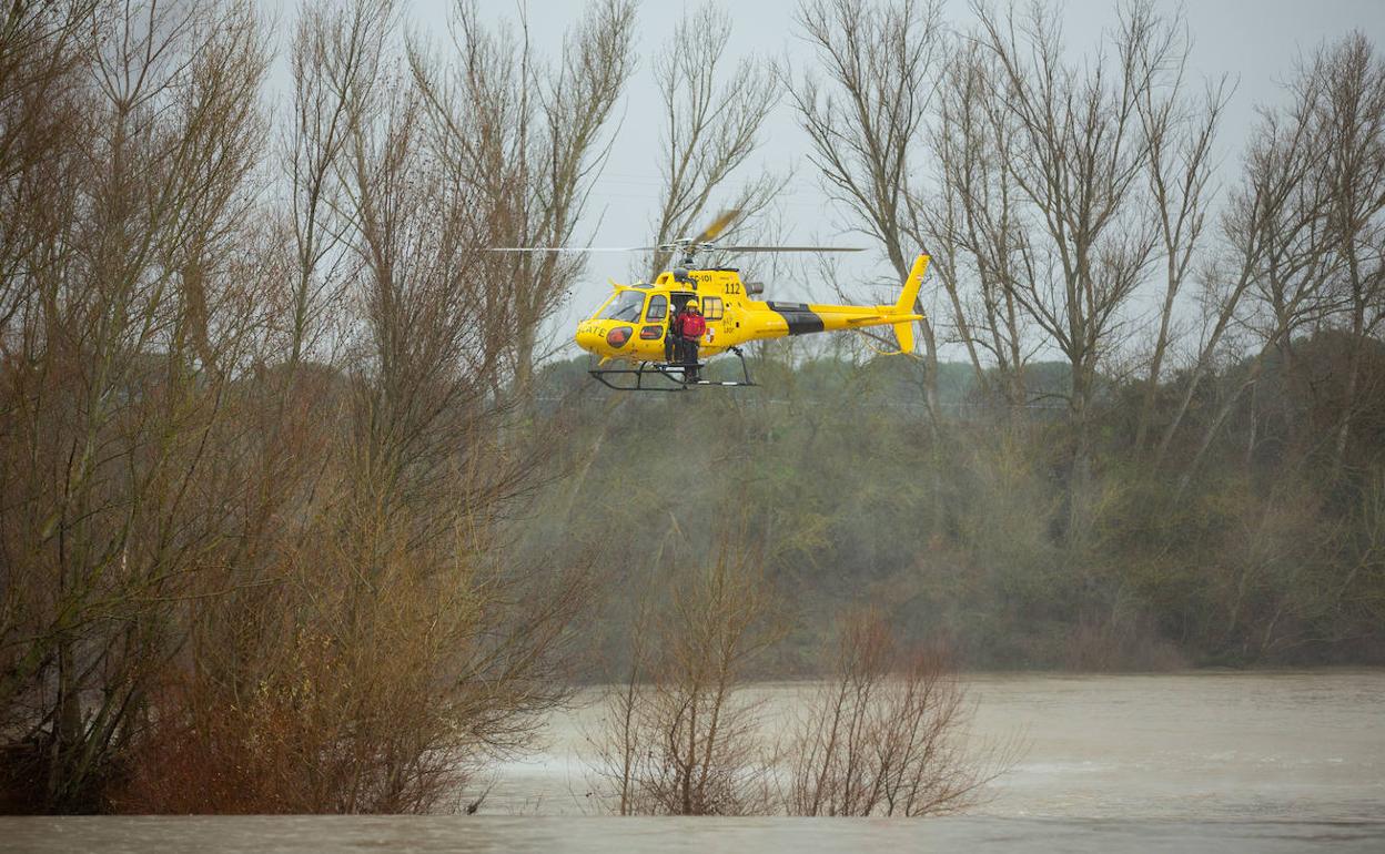 El helicóptero del 112 revisa la pesquera de San Miguel del Pino en busca del tripulante desaparecido.