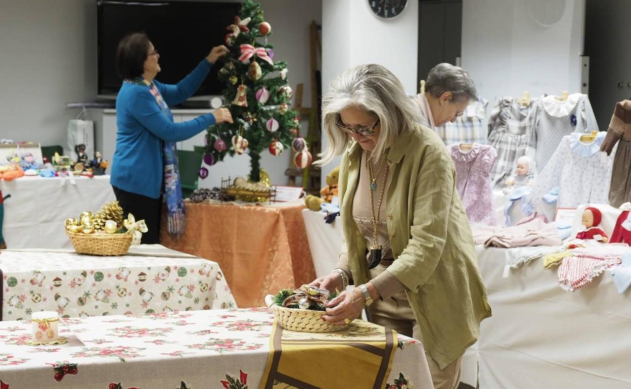 Mercadillo solidario organizado por Cáritas a principios de mes en el centro cívico zona sur. 