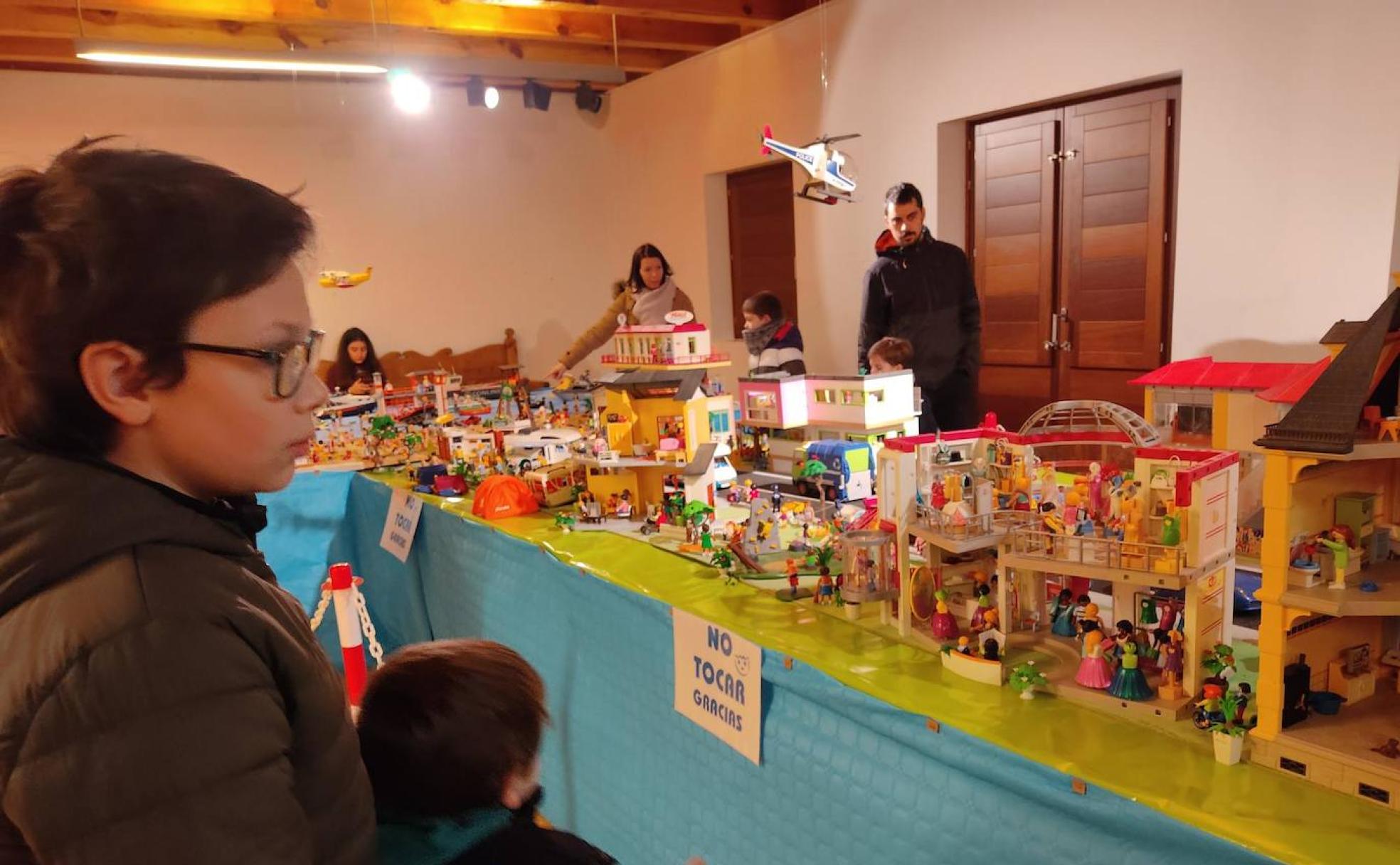 Niños observan la exposición en Cuéllar.