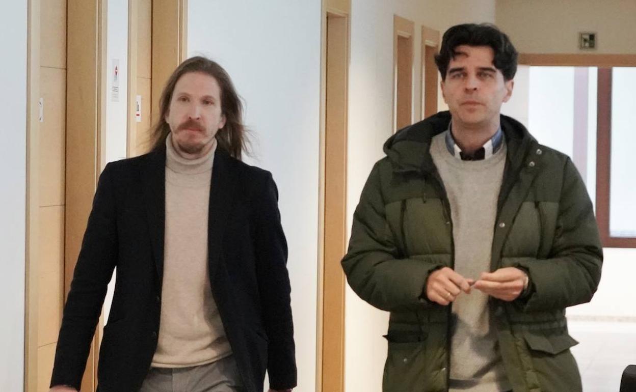 Pablo Fernández y Juan Gascón, secretarios autonómicos de Podemos y de IU en Castilla y León, este martes, en las Cortes.