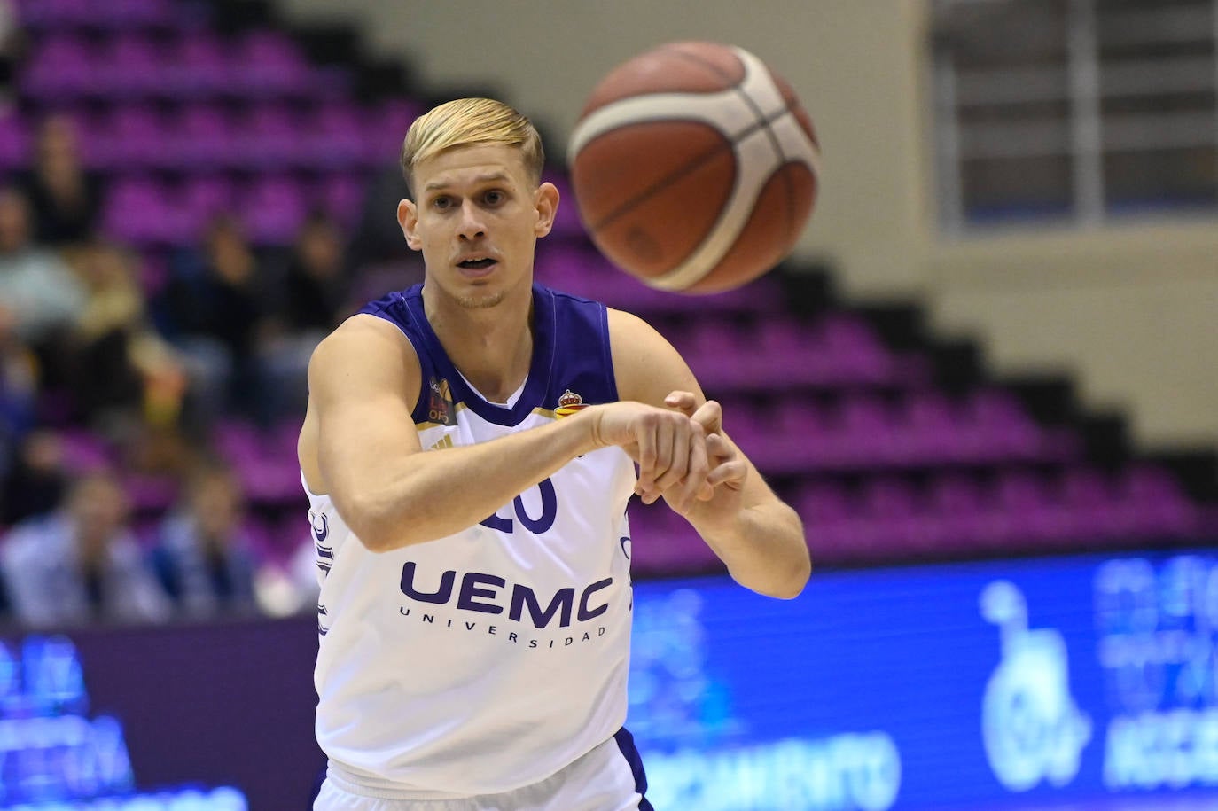 Los jugadores del Real Valladolid Baloncesto escuchan a su entrenador, Paco García.