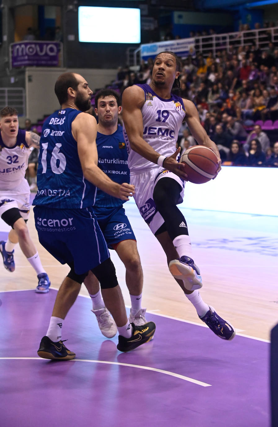 Los jugadores del Real Valladolid Baloncesto escuchan a su entrenador, Paco García.