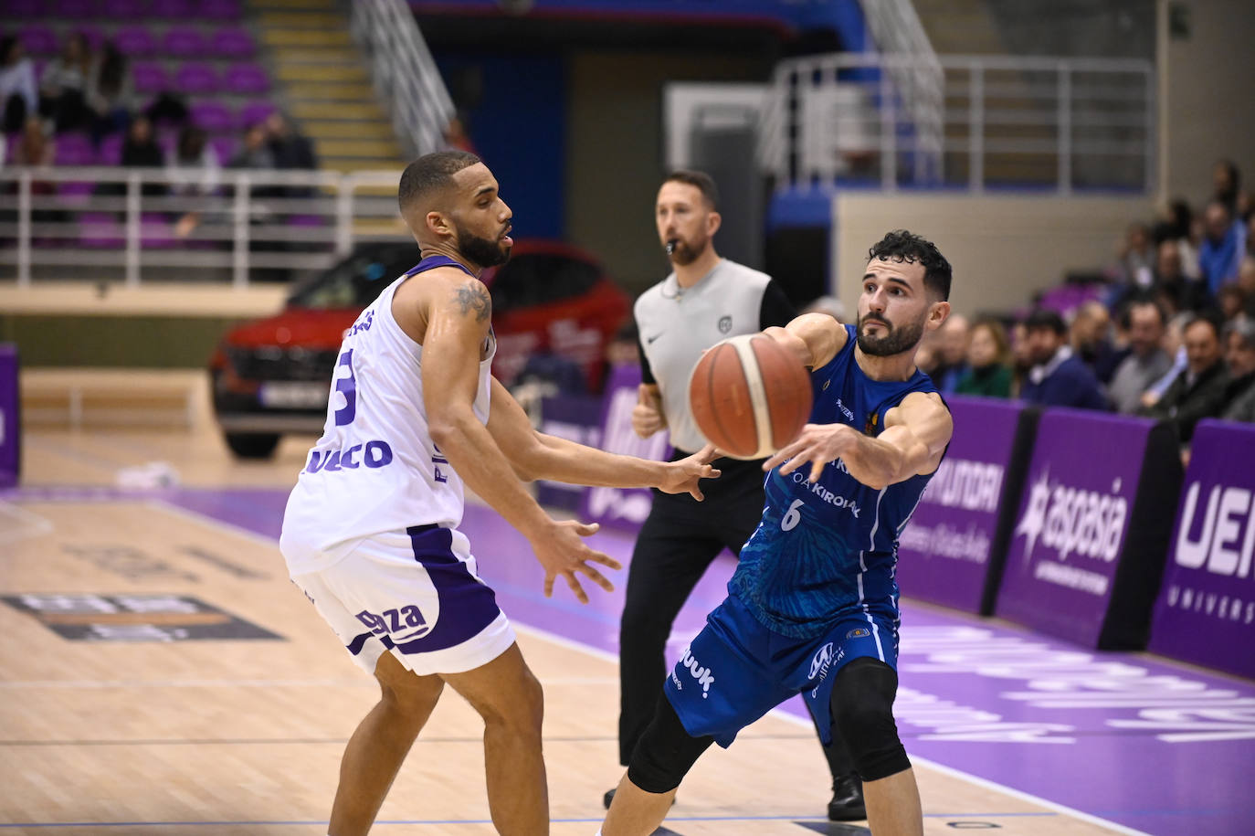 Los jugadores del Real Valladolid Baloncesto escuchan a su entrenador, Paco García.