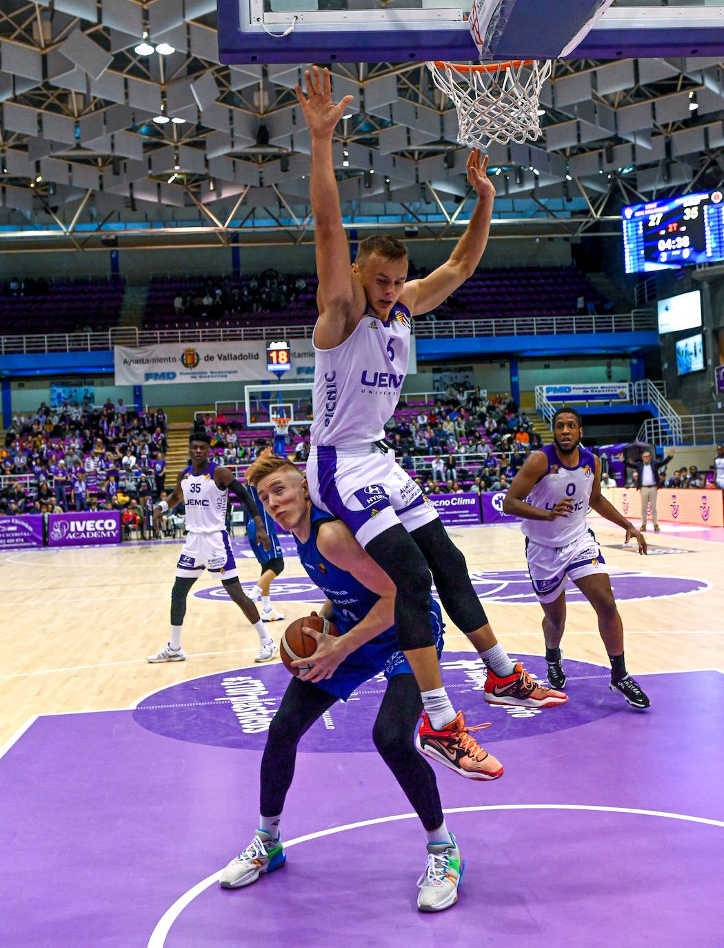 Los jugadores del Real Valladolid Baloncesto escuchan a su entrenador, Paco García.