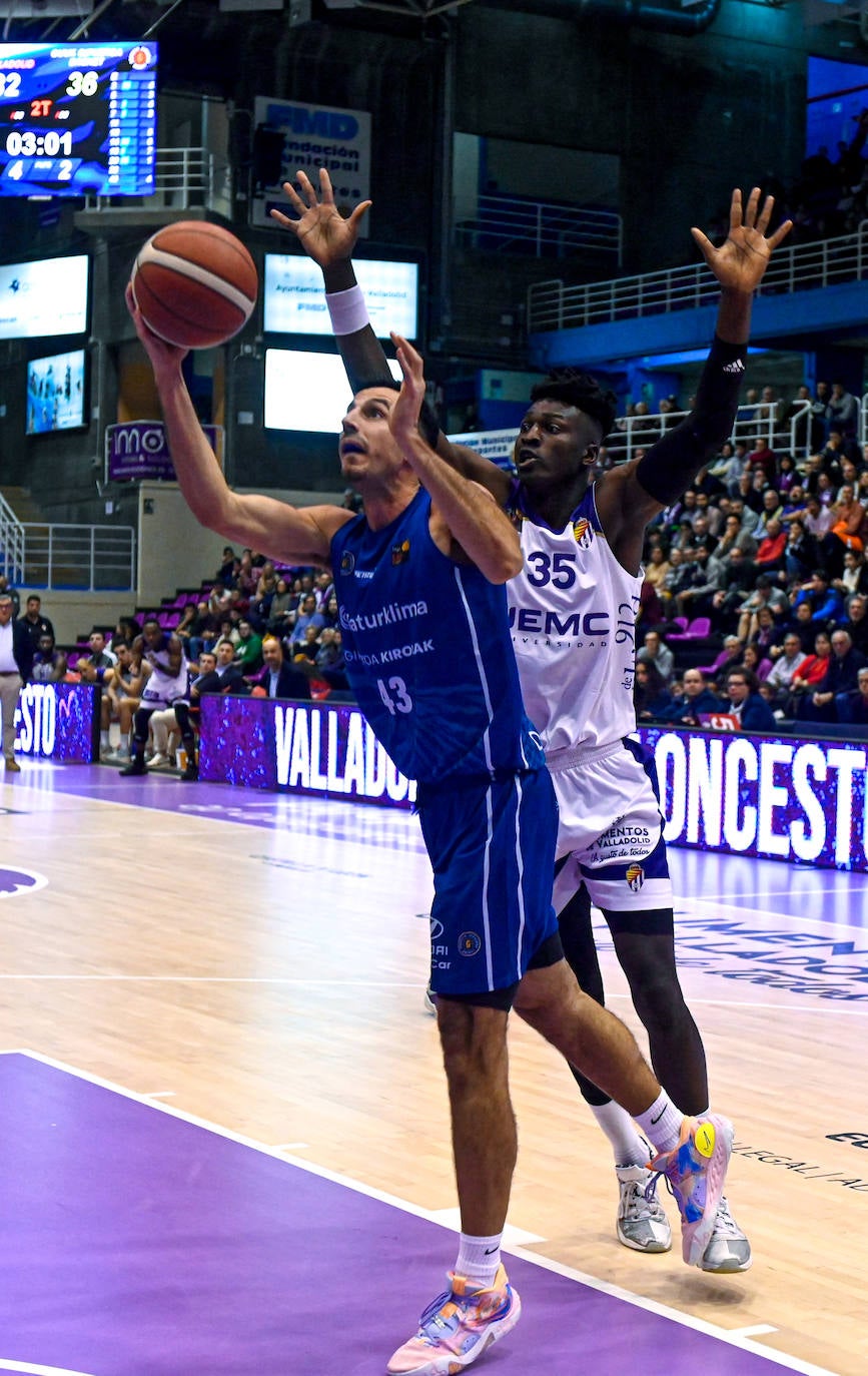 Los jugadores del Real Valladolid Baloncesto escuchan a su entrenador, Paco García.