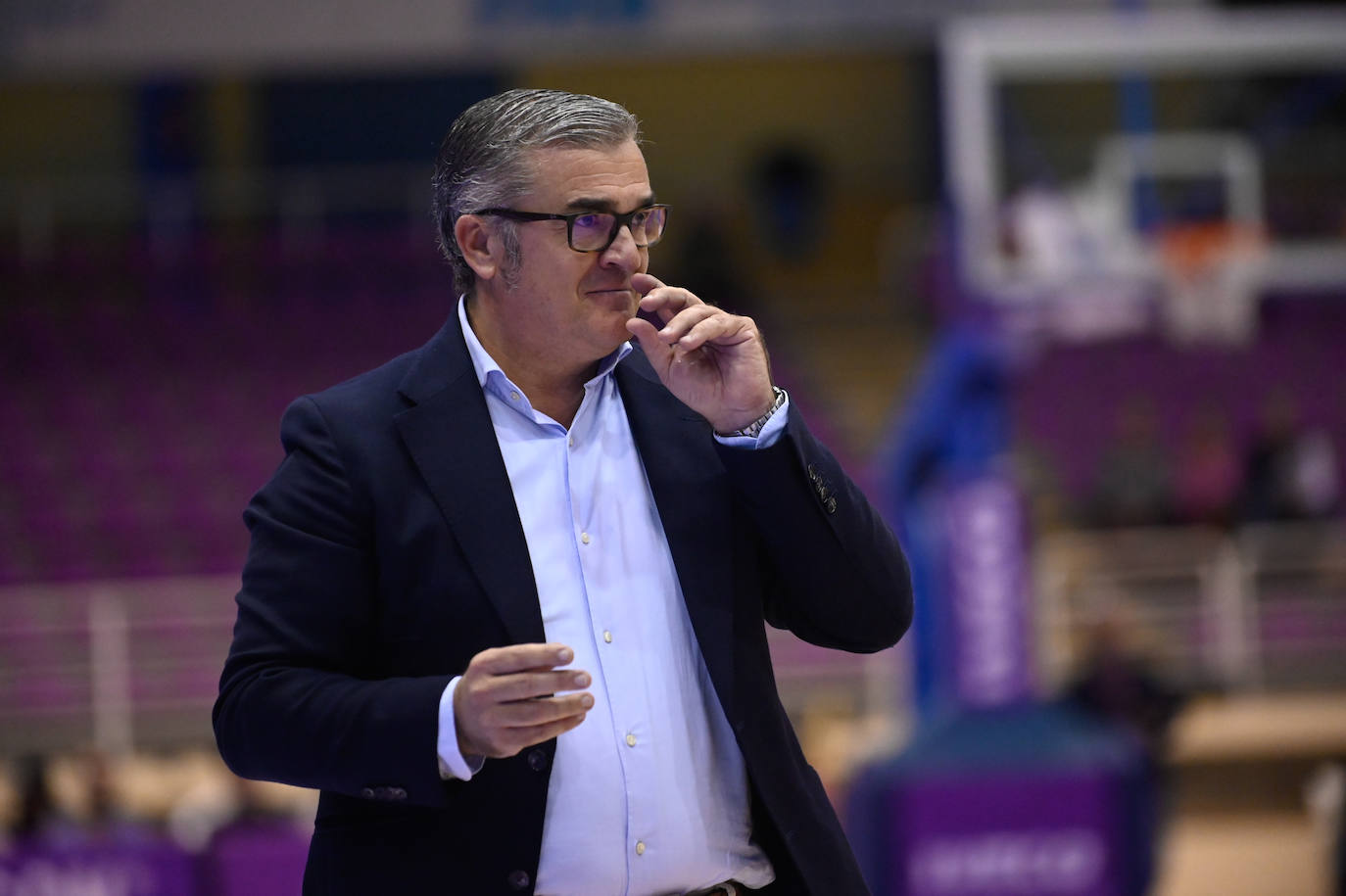 Los jugadores del Real Valladolid Baloncesto escuchan a su entrenador, Paco García.